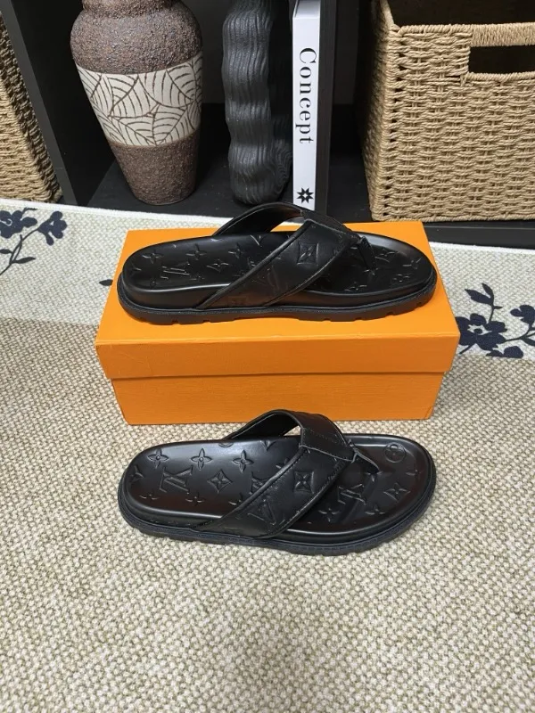 P270🏆Louis Vuitton 🏆[Louis Vuitton] Spring/Summer 2025 [Men's Flip Flops] 🎯🎯As an active family in the fashion industry ⭐ Lv is characterized by bold innovation ⚡Create this casual business style for Chinese fashionable men ✨The fabric is made of imported high-grade cowhide 🔥 Clean and neat ⚡Fashionable and elegant🌹Breathable, sweat-absorbent and deodorant👈So luxurious, high-end and domineering. 👍Must be sold if you repost the picture. Number of yards: 38--46. Color: 🎉 For large quantities. Welcome to repost.